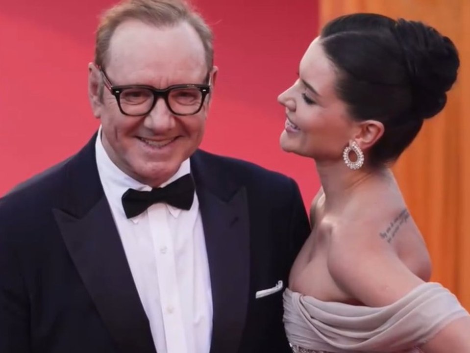 Kevin Spacey mit Model Via Lemann auf dem roten Teppich in Cannes