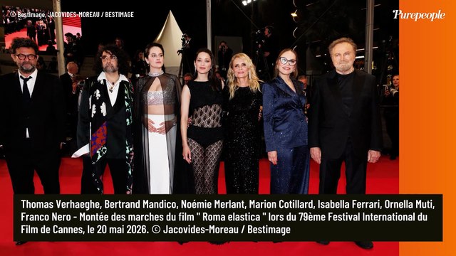 Marion Cotillard à Cannes : sa robe lui joue des tours et elle perd l'équilibre en pleine montée des marches