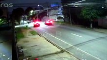 Câmera flagra acidente entre carro e moto em cruzamento sem semáforo após furto de cabos