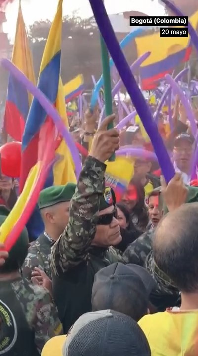 El candidato ultraderechista reúne a cientos de simpatizantes en Bogotá.