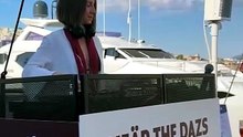 Η μουσική ανέβηκε, ο ήλιος έπεφτε και το yacht party μόλις ξεκινούσε
