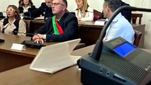 Il presidente del Consiglio Giorgia Meloni parla al vertice al Comune di Niscemi