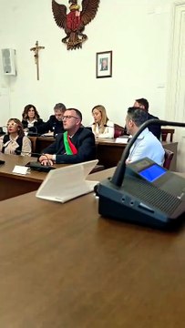 Il presidente del Consiglio Giorgia Meloni parla al vertice al Comune di Niscemi