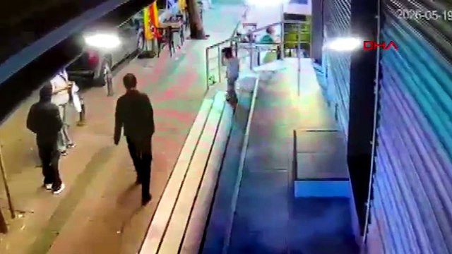 Küçükçekmece'de tehdit mesajları sonrası kuyumcu dükkanına silahla saldıran şüpheliler yakalandı
