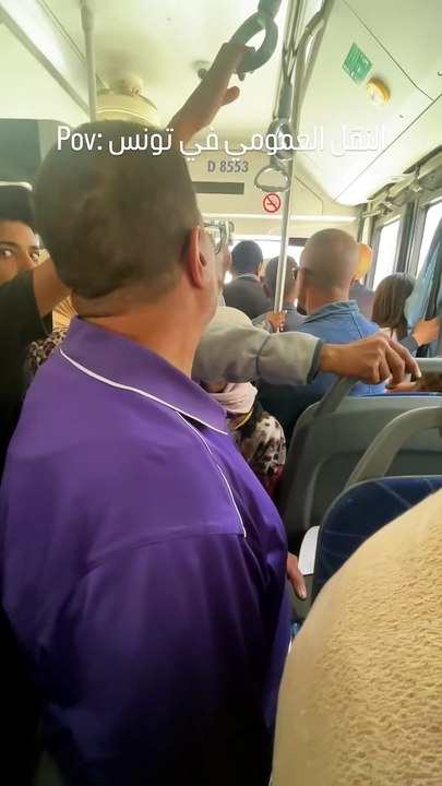 خلاف بين امرأة ورجل داخل حافلة يثير تفاعلًا واسعًا على مواقع التواصل