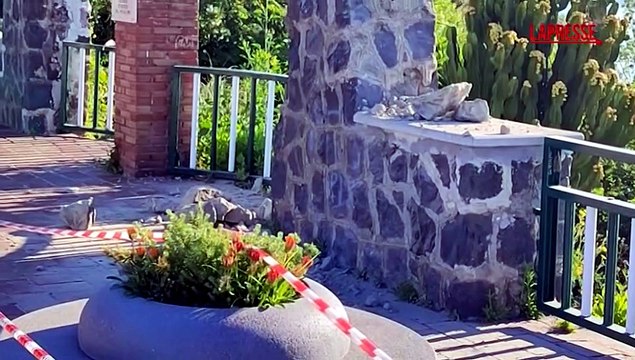 Terremoto Campi Flegrei, il crollo parziale del belvedere di Bacoli