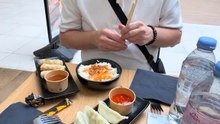 J’asseye de manger avec les baguettes