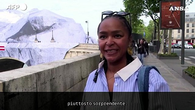 L'artista JR trasforma il Pont Neuf di Parigi in una grotta