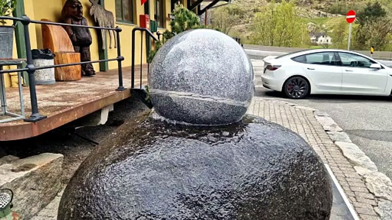 Cette boule de pierre géante tourne comme une bille, grâce à un simple filet d’eau