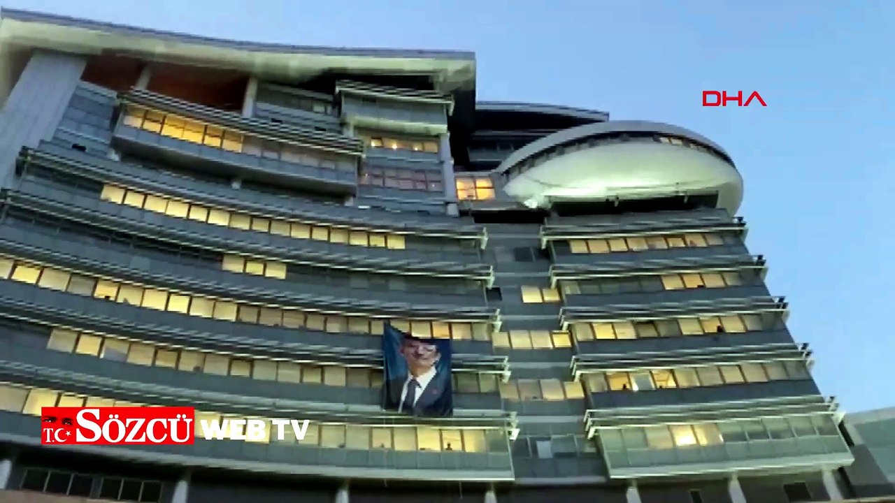 CHP Genel Merkezi’ne Özgür Özel’in posteri asıldı