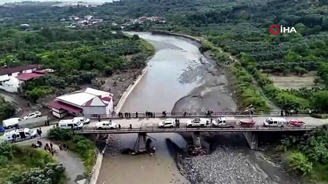 Hatay'da araçlarıyla birlikte köprüden düşerek akıntıya kapılan 2 genç kayboldu