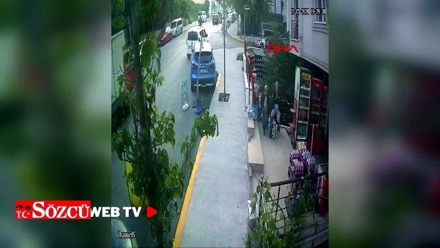 Beylikdüzü'nde skuter ile sokaktan caddeye çıkan çocuğa TIR çarptı; kaza kamerada