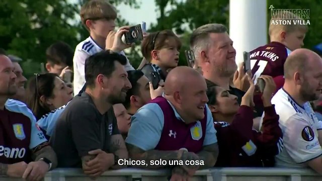 Encendido festejo de Dibu Martínez con los hinchas del Aston Villa: Decían que solo ganaba títulos con Argentina