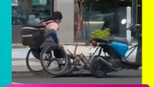 Con todo y silla de ruedas, sale a trabajar como repartidor y se vuelve viral