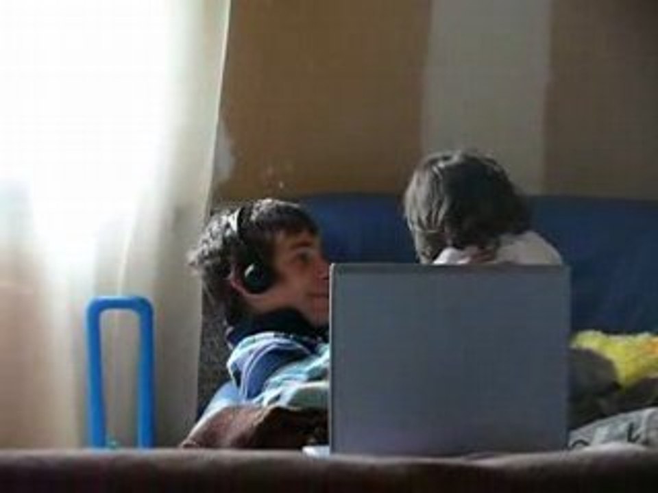 avec son frère