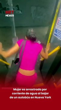 Las fuertes lluvias en Nueva York provocaron inundaciones en varias calles. En uno de los incidentes, una mujer fue arrastrada por la corriente al intentar descender de un autobús 🚨🌧️.