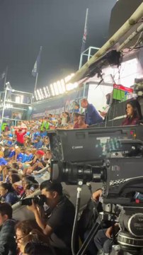 Aficionados de Cruz Azul invaden la zona de prensa