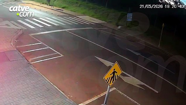 Adolescente empinando bicicleta atinge menina em bicicleta elétrica no bairro Brasmadeira