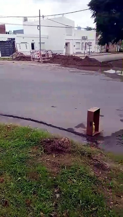 Vecinos denunciaron falta de respuestas por una pérdida de agua