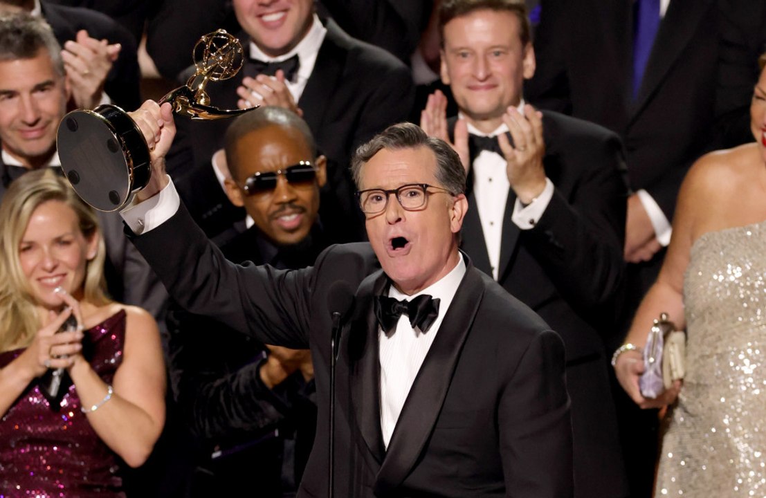 Stephen colbert verabschiedet sich mit 'normaler' letzter 'late show'-folge und vielen stars
