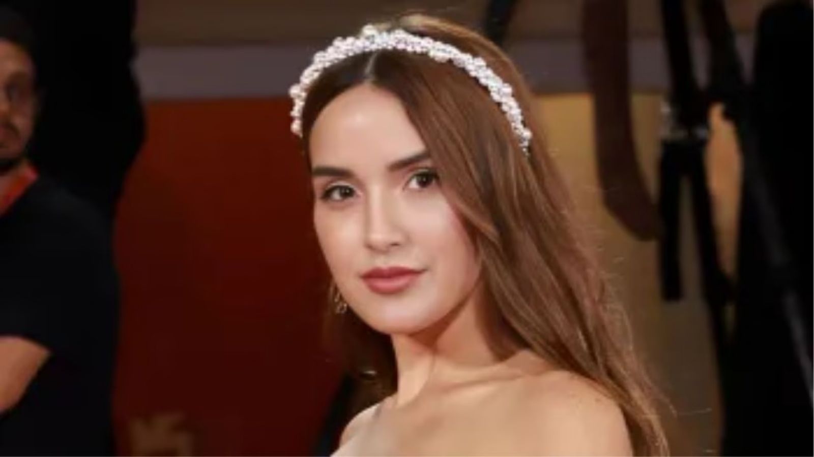 Güzellik kraliçesi Cannes’da makaslı saldırıya uğradı