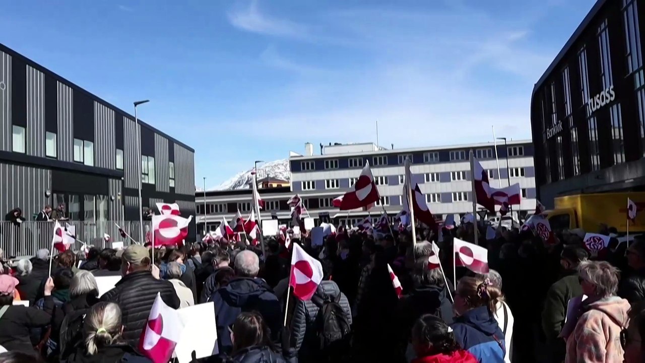 «Non siamo in vendita»: i groenlandesi protestano contro la crescente presenza USA a Nuuk