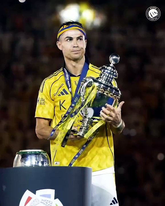 L'Al-Nassr vince il campionato: Cristiano Ronaldo alza al cielo la Coppa
