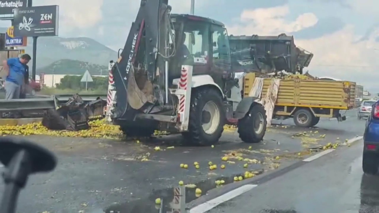 Edremit’te Elma Yüklü Kamyonet Devrildi!
