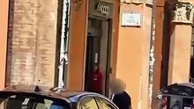 Sradica un cartello in centro a Bologna: il video