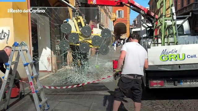 Turista schiacciata dall'auto di Salim, la proprietaria del negozio: Cambio la vetrina per tornare alla normalità