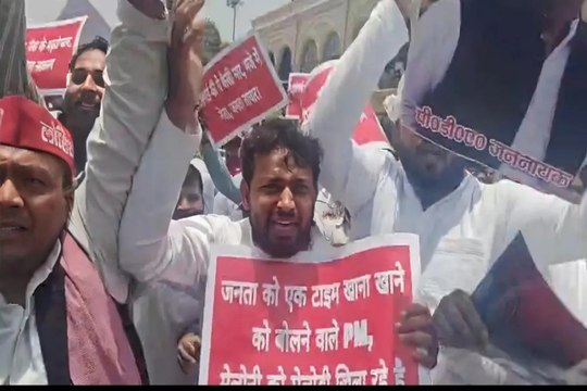लखनऊ के हजरतगंज में सपा छात्र सभा का हंगामा, महंगाई विरोधी प्रदर्शन में पुलिस से झड़प