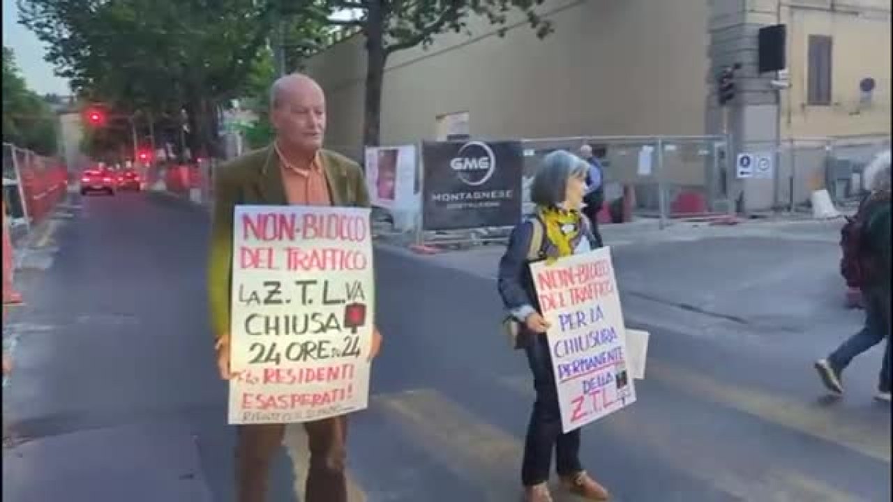 Firenze, la protesta dei residenti con «non blocchi» e multe finte per avere la Ztl h24