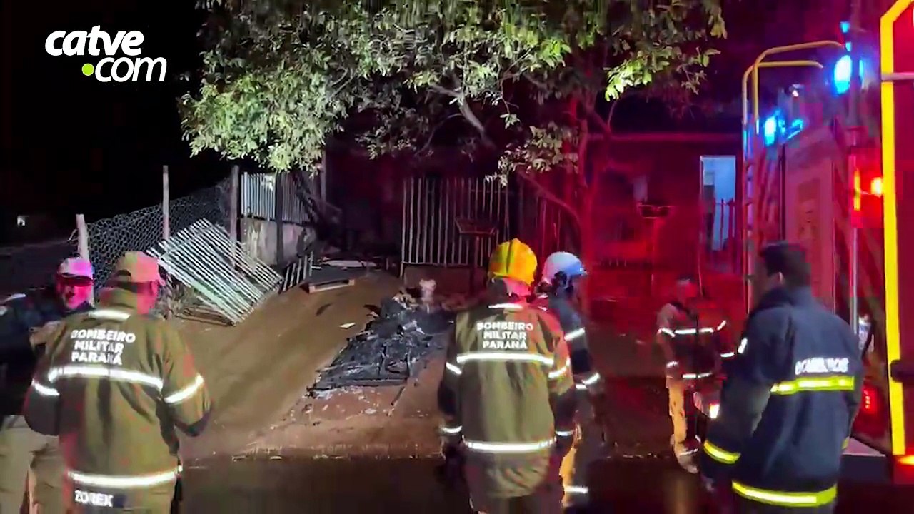 Casa é destruída por incêndio no bairro Santo Onofre, em Cascavel