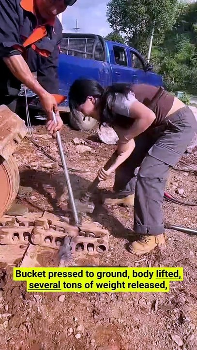 Hammering an excavator track isn't damage—it's saving the machine! 🚧⚙️ #Excavator #HeavyMachinery