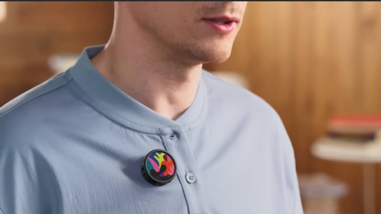 Insta360 stattet ein Mini-Mikrofon mit einem Display für Logos aus