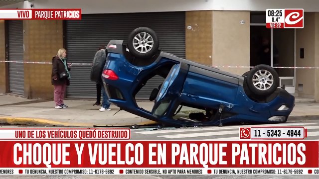 Impresionante choque y vuelco en Parque Patricios: hay varios heridos