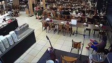 Homens se passam por clientes e furtam equipamentos e carro de cantor em bar; veja