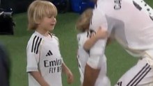 El beso de Carvajal a su mujer en su despedida con el Real Madrid