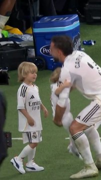 El beso de Carvajal a su mujer en su despedida con el Real Madrid