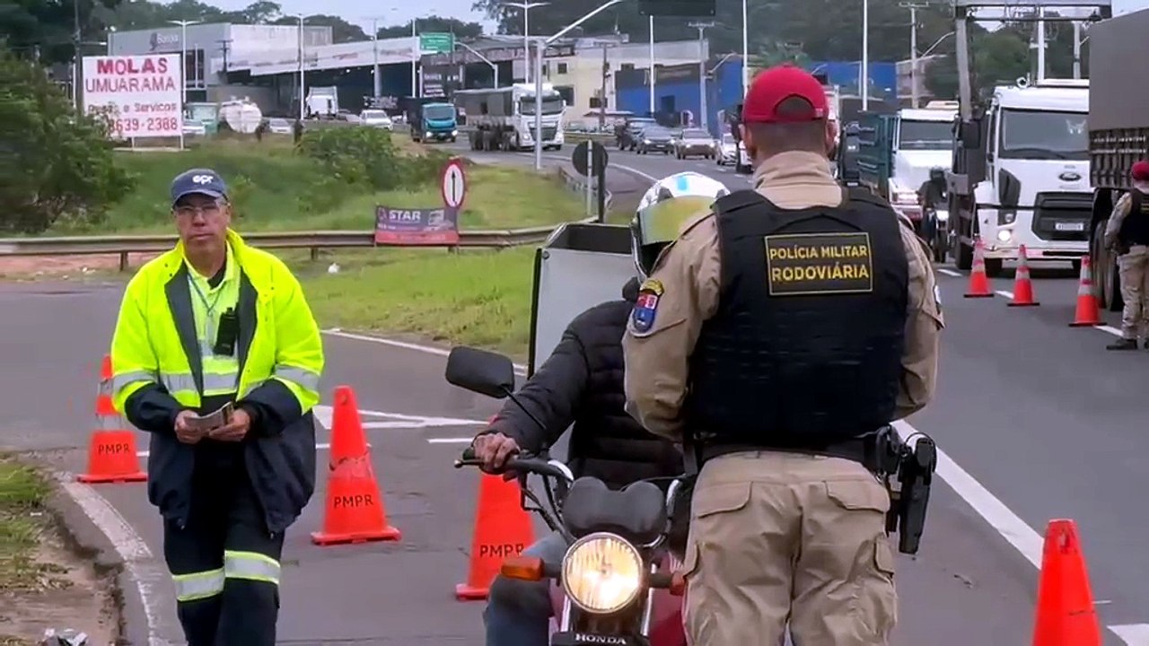 Ação de trânsito em Umuarama alerta motociclista sobre pontos cegos de caminhões