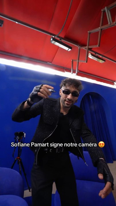 Sofiane Pamart signe notre caméra 😍L’interview à voir sur la chaîne de OnTime