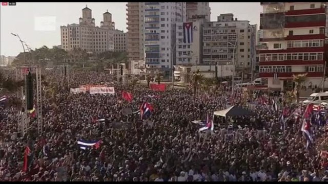 Cuba, in migliaia manifestano davanti all'ambasciata Usa all'Avana