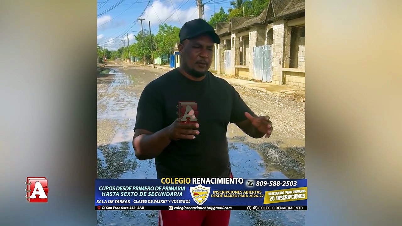 Regidor del PRM en Pimentel se arrodilla en el lodo para suplicar auxilio al Presidente Abinader por el mal estado de sus calles