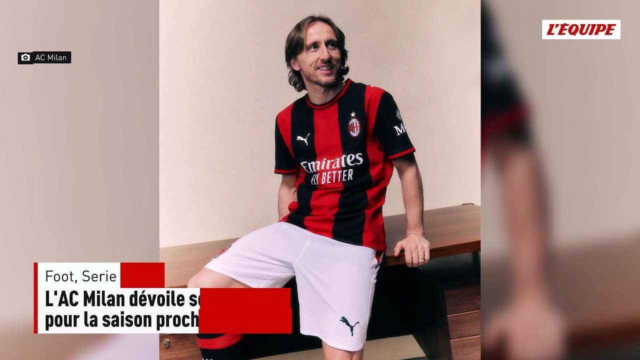 L'AC Milan dévoile son nouveau maillot domicile pour la saison prochaine avec un retour aux bandes larges - Foot - Serie A | SportAlDía