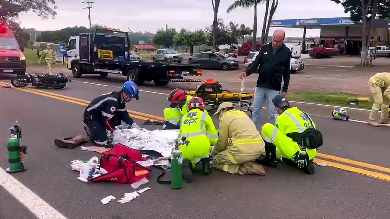 Colisão entre motocicletas deixa homem gravemente ferido na PR-323, em Umuarama