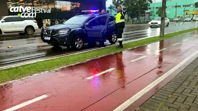 Homens embriagados fogem de abordagem da Transitar no Centro de Cascavel