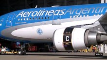 Aerolíneas Argentinas presentó el avión inspirado en Messi y la Selección