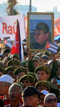 Miles de cubanos protestan en La Habana en apoyo a Raúl Castro