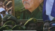 Miles frente a la embajada de EU en Cuba en apoyo a Raúl Castro