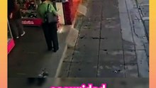 Captan indignante robo a plena luz del día: le arrancan los aretes y sale huyendo